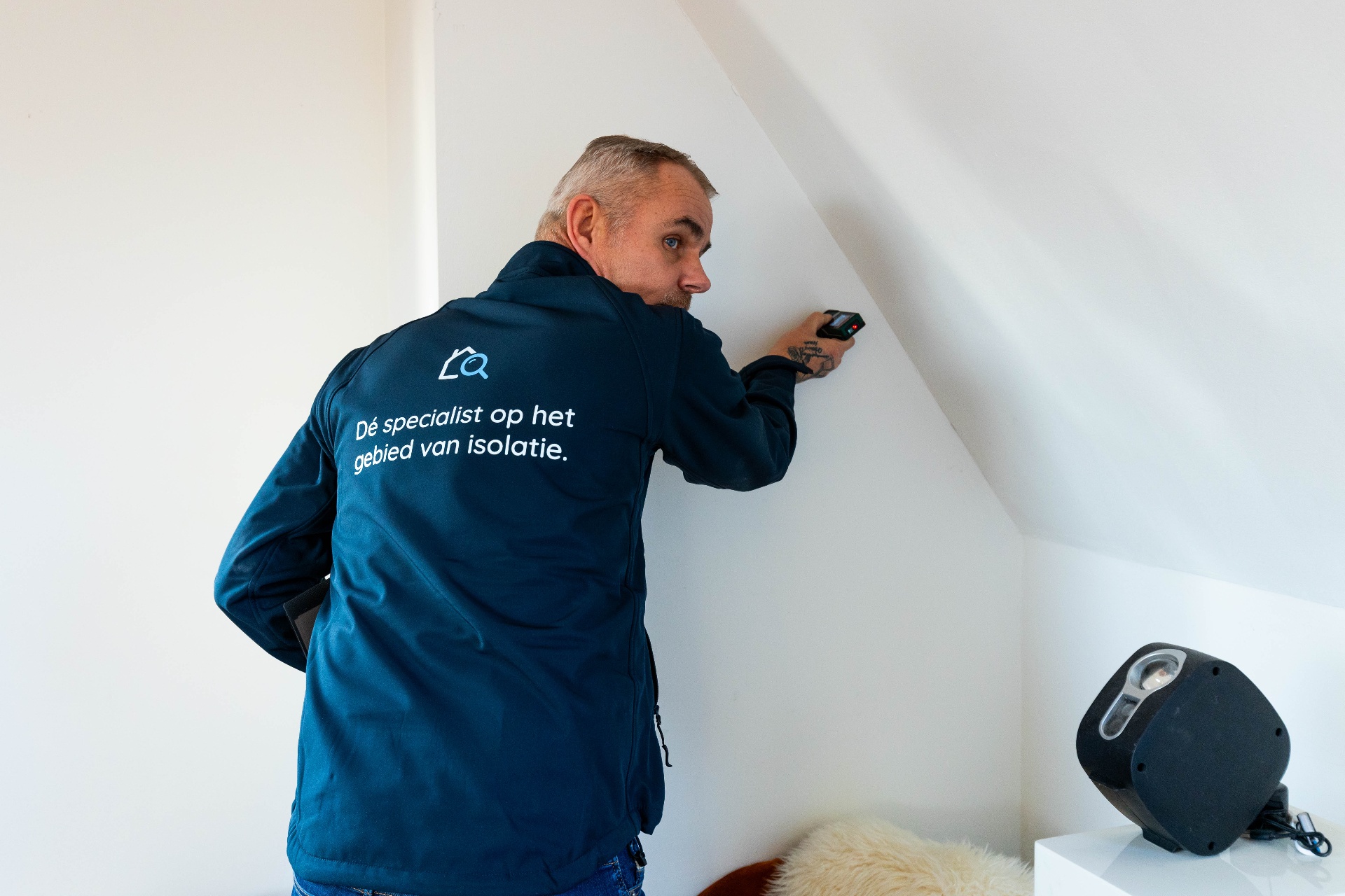 Adviseur meet de isolatie op zolder